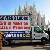 Foto Nicoloro G. 22/01/2012 Milano Manifestazione con corteo della Lega Nord contro il governo Monti. nella foto Cartellone in Piazza del Duomo