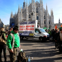 Foto Nicoloro G. 22/01/2012 Milano Manifestazione con corteo della Lega Nord contro il governo Monti. nella foto Manifestanti e cartellone in Piazza del Duomo