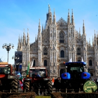 Foto Nicoloro G. 22/01/2012 Milano Manifestazione con corteo della Lega Nord contro il governo Monti. nella foto Trattori in Piazza del Duomo
