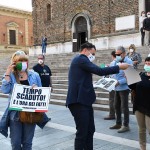 Foto Nicoloro G.   02/06/2020   Faenza ( Ra)   Nella giornata della Festa della Repubblica i partiti dell' opposizione promuovono un flash mob di protesta contro il governo ' Per l' Italia che vuole ripartire in sicurezza '. nella foto il segretario della Lega Romagna Jacopo Morrone distribuisce cartelli di protesta.