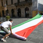 Foto Nicoloro G.   02/06/2020   Faenza ( Ra)   Nella giornata della Festa della Repubblica i partiti dell' opposizione promuovono un flash mob di protesta contro il governo ' Per l' Italia che vuole ripartire in sicurezza '. nella foto viene svolto un lungo tricolore.