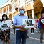 Foto Nicoloro G.   02/06/2020   Faenza ( Ra)   Nella giornata della Festa della Repubblica i partiti dell\' opposizione promuovono un flash mob di protesta contro il governo \' Per l\' Italia che vuole ripartire in sicurezza \'. nella foto alcuni partecipanti al flash mob.