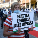 Foto Nicoloro G.   02/06/2020   Faenza ( Ra)   Nella giornata della Festa della Repubblica i partiti dell\' opposizione promuovono un flash mob di protesta contro il governo \' Per l\' Italia che vuole ripartire in sicurezza \'. nella foto una dimostrante con cartello.