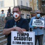 Foto Nicoloro G.   02/06/2020   Faenza ( Ra)   Nella giornata della Festa della Repubblica i partiti dell\' opposizione promuovono un flash mob di protesta contro il governo \' Per l\' Italia che vuole ripartire in sicurezza \'. nella foto un dimostrante con cartello.