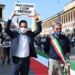 Foto Nicoloro G.   02/06/2020   Faenza ( Ra)   Nella giornata della Festa della Repubblica i partiti dell' opposizione promuovono un flash mob di protesta contro il governo ' Per l' Italia che vuole ripartire in sicurezza '. nella foto il segretario della Lega Romagna Jacopo Morrone, a sinistra, e il sindaco di Brisighella Massimiliano Pederzoli.