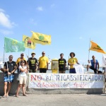 Foto Nicoloro G.   30/07/2022   Marina di Ravenna ( RA )   Manifestazione di protesta contro i rigassificatori organizzata da \' Per il clima fuori dal fossile \', Fridays for Future e Legambiente Emilia-Romagna e con l\' adesione di altri organismi politici e ambientalisti. In contemporanea questa manifestazione si svolge anche a Piombino, Ostuni, Augusta e Portoscuso, citta\' che fanno parte della Rete Nazionale per la transizione energetica e la decarbonizzazione. nella foto manifestanti con striscione.