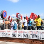 Foto Nicoloro G.   30/07/2022   Marina di Ravenna ( RA )   Manifestazione di protesta contro i rigassificatori organizzata da \' Per il clima fuori dal fossile \', Fridays for Future e Legambiente Emilia-Romagna e con l\' adesione di altri organismi politici e ambientalisti. In contemporanea questa manifestazione si svolge anche a Piombino, Ostuni, Augusta e Portoscuso, citta\' che fanno parte della Rete Nazionale per la transizione energetica e la decarbonizzazione. nella foto manifestanti con striscione.
