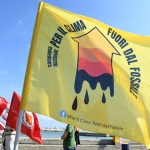 Foto Nicoloro G.   30/07/2022   Marina di Ravenna ( RA )   Manifestazione di protesta contro i rigassificatori organizzata da \' Per il clima fuori dal fossile \', Fridays for Future e Legambiente Emilia-Romagna e con l\' adesione di altri organismi politici e ambientalisti. In contemporanea questa manifestazione si svolge anche a Piombino, Ostuni, Augusta e Portoscuso, citta\' che fanno parte della Rete Nazionale per la transizione energetica e la decarbonizzazione. nella foto bandiere di partecipanti alla manifestazione.