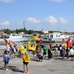 Foto Nicoloro G.   30/07/2022   Marina di Ravenna ( RA )   Manifestazione di protesta contro i rigassificatori organizzata da \' Per il clima fuori dal fossile \', Fridays for Future e Legambiente Emilia-Romagna e con l\' adesione di altri organismi politici e ambientalisti. In contemporanea questa manifestazione si svolge anche a Piombino, Ostuni, Augusta e Portoscuso, citta\' che fanno parte della Rete Nazionale per la transizione energetica e la decarbonizzazione. nella foto un momento della manifestazione.