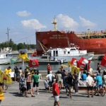 Foto Nicoloro G.   30/07/2022   Marina di Ravenna ( RA )   Manifestazione di protesta contro i rigassificatori organizzata da \' Per il clima fuori dal fossile \', Fridays for Future e Legambiente Emilia-Romagna e con l\' adesione di altri organismi politici e ambientalisti. In contemporanea questa manifestazione si svolge anche a Piombino, Ostuni, Augusta e Portoscuso, citta\' che fanno parte della Rete Nazionale per la transizione energetica e la decarbonizzazione. nella foto un momento della manifestazione.