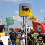 Foto Nicoloro G.   30/07/2022   Marina di Ravenna ( RA )   Manifestazione di protesta contro i rigassificatori organizzata da \' Per il clima fuori dal fossile \', Fridays for Future e Legambiente Emilia-Romagna e con l\' adesione di altri organismi politici e ambientalisti. In contemporanea questa manifestazione si svolge anche a Piombino, Ostuni, Augusta e Portoscuso, citta\' che fanno parte della Rete Nazionale per la transizione energetica e la decarbonizzazione. nella foto un momento della manifestazione.