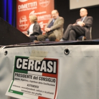 Foto Nicoloro G. 05/02/2011 Milano Manifestazione al Palasharp, per chiedere le dimissioni del premier Berlusconi, organizzata da Liberta' e Giustizia. nella foto Un cartello in primo piano, dietro Roberto Saviano – Umberto Eco – Gustavo Zagrebelsky