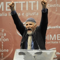 Foto Nicoloro G. 05/02/2011 Milano Manifestazione al Palasharp, per chiedere le dimissioni del premier Berlusconi, organizzata da Liberta' e Giustizia. nella foto Moni Ovadia