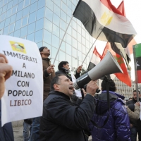Foto Nicoloro G. 04/03/2011 Milano Manifestazione in piazza Loreto con corteo di un centinaio di immigrati libici contro il regime di Gheddafi a cui hanno partecipato anche immigrati tunisini ed egiziani. nella foto Manifestanti con altoparlante, bandiere e cartelli
