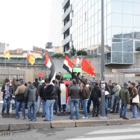 Foto Nicoloro G. 04/03/2011 Milano Manifestazione in piazza Loreto con corteo di un centinaio di immigrati libici contro il regime di Gheddafi a cui hanno partecipato anche immigrati tunisini ed egiziani. nella foto Folto gruppo di manifestanti con bandiere e cartelli