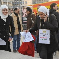 Foto Nicoloro G. 04/03/2011 Milano Manifestazione in piazza Loreto con corteo di un centinaio di immigrati libici contro il regime di Gheddafi a cui hanno partecipato anche immigrati tunisini ed egiziani. nella foto Donne manifestanti con cartelli