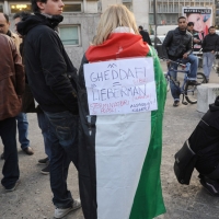 Foto Nicoloro G. 04/03/2011 Milano Manifestazione in piazza Loreto con corteo di un centinaio di immigrati libici contro il regime di Gheddafi a cui hanno partecipato anche immigrati tunisini ed egiziani. nella foto Donna manifestante con cartello