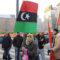 Foto Nicoloro G. 04/03/2011 Milano Manifestazione in piazza Loreto con corteo di un centinaio di immigrati libici contro il regime di Gheddafi a cui hanno partecipato anche immigrati tunisini ed egiziani. nella foto Donna manifestante con bandiera