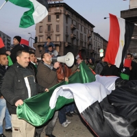 Foto Nicoloro G. 04/03/2011 Milano Manifestazione in piazza Loreto con corteo di un centinaio di immigrati libici contro il regime di Gheddafi a cui hanno partecipato anche immigrati tunisini ed egiziani. nella foto Manifestanti con altoparlante e bandiere