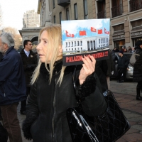 Foto Nicoloro G. 12/02/2011 Milano Al teatro Dal Verme manifestazione promossa da Giuliano Ferrara " In mutande ma vivi " contro " i nuovi puritani " e in difesa del premier Berlusconi. nella foto Una manifestante con cartello