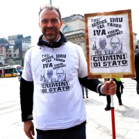 Foto Nicoloro G. 11/03/2014  Milano   Manifestazione promossa dall\' ALT, \" Associazione legge uguale per tutti \" contro Equitalia, al grido \" ci hanno ridotto in mutande \". nella foto un manifestante con cartelli.