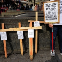 Foto Nicoloro G. 11/03/2014  Milano   Manifestazione promossa dall\' ALT, \" Associazione legge uguale per tutti \" contro Equitalia, al grido \" ci hanno ridotto in mutande \". nella foto alcuni cartelli.