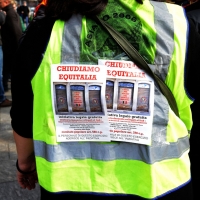Foto Nicoloro G. 11/03/2014  Milano   Manifestazione promossa dall\' ALT, \" Associazione legge uguale per tutti \" contro Equitalia, al grido \" ci hanno ridotto in mutande \". nella foto cartelli lungo il corteo.