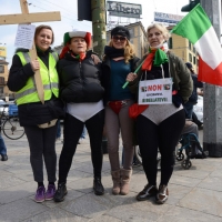 Foto Nicoloro G. 11/03/2014  Milano   Manifestazione promossa dall\' ALT, \" Associazione legge uguale per tutti \" contro Equitalia, al grido \" ci hanno ridotto in mutande \". nella foto alcuni manifestanti nel corteo di un centinaio di manifestanti in partenza da Porta Venezia.