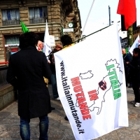 Foto Nicoloro G. 11/03/2014  Milano   Manifestazione promossa dall\' ALT, \" Associazione legge uguale per tutti \" contro Equitalia, al grido \" ci hanno ridotto in mutande \". nella foto un manifestante con bandiera.