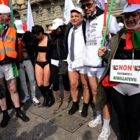Foto Nicoloro G. 11/03/2014  Milano   Manifestazione promossa dall' ALT, " Associazione legge uguale per tutti " contro Equitalia, al grido " ci hanno ridotto in mutande ". nella foto la testa del corteo di un centinaio di manifestanti in partenza da Porta Venezia.