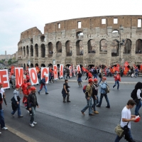 Foto Nicoloro G.  16/10/2010 Roma  Manifestazione nazionale Fiom-CGIL con cortei e comizio finale in piazza San Giovanni. nella foto Manifestanti del corteo del nord-Italia vicino al Colosseo