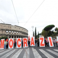 Foto Nicoloro G.  16/10/2010 Roma  Manifestazione nazionale Fiom-CGIL con cortei e comizio finale in piazza San Giovanni. nella foto Manifestanti del corteo del nord-Italia vicino al Colosseo
