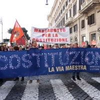 Foto Nicoloro G. 12/10/2013 Roma Manifestazione nazionale in difesa della Costituzione, ” La via maestra “, organizzata dalla FIOM. nella foto Uno striscione 