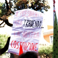 Foto Nicoloro G. 12/10/2013 Roma Manifestazione nazionale in difesa della Costituzione, ” La via maestra “, organizzata dalla FIOM. nella foto Un cartello 
