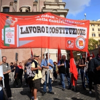 Foto Nicoloro G. 12/10/2013 Roma Manifestazione nazionale in difesa della Costituzione, ” La via maestra “, organizzata dalla FIOM. nella foto Uno striscione  