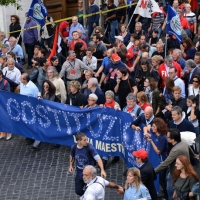 Foto Nicoloro G. 12/10/2013 Roma Manifestazione nazionale in difesa della Costituzione, ” La via maestra “, organizzata dalla FIOM. nella foto Il corteo  