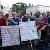 Foto Nicoloro G. 12/10/2013 Roma Manifestazione nazionale in difesa della Costituzione, ” La via maestra “, organizzata dalla FIOM. nella foto Cartelli 