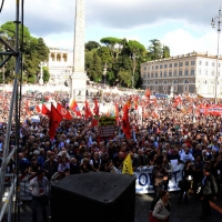 Foto Nicoloro G. 12/10/2013 Roma Manifestazione nazionale in difesa della Costituzione, ” La via maestra “, organizzata dalla FIOM. nella foto La folla dei manifestanti  