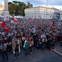 Foto Nicoloro G. 12/10/2013 Roma Manifestazione nazionale in difesa della Costituzione, ” La via maestra “, organizzata dalla FIOM. nella foto La folla dei manifestanti 