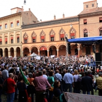 Foto Nicoloro G. 02/06/2013 Bologna Manifestazione in difesa della Costituzione organizzata da " Libertà e Giustizia " dal titolo " Non è cosa vostra ". nella foto Piazza gremita di manifestanti