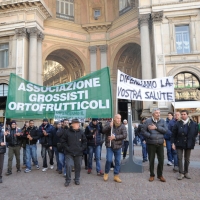 Foto Nicoloro G. 23/11/2011 Milano Manifestazione davanti a palazzo Marino degli operatori ortofrutticoli per l’ auspicata riqualificazione dell’ Ortomercato. nella foto Manifestanti e striscioni in Piazza della Scala