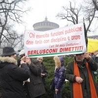 Foto Nicoloro G. 13/02/2011 Milano Manifestazione delle donne " Se non ora quando ? " per la dignita' del soggetto donna e contro Berlusconi. nella foto Manifestanti con striscione in piazza Castello