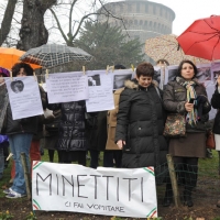 Foto Nicoloro G. 13/02/2011 Milano Manifestazione delle donne " Se non ora quando ? " per la dignita' del soggetto donna e contro Berlusconi. nella foto Manifestanti con cartelli e striscione in piazza Castello