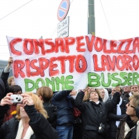 Foto Nicoloro G. 13/02/2011 Milano Manifestazione delle donne " Se non ora quando ? " per la dignita' del soggetto donna e contro Berlusconi. nella foto Manifestanti con striscione