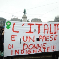 Foto Nicoloro G. 13/02/2011 Milano Manifestazione delle donne \" Se non ora quando ? \" per la dignita\' del soggetto donna e contro Berlusconi. nella foto Manifestanti con striscione di protesta