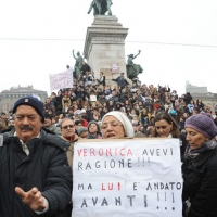 Foto Nicoloro G. 13/02/2011 Milano Manifestazione delle donne \" Se non ora quando ? \" per la dignita\' del soggetto donna e contro Berlusconi. nella foto Piazza Cairoli gremita all\'inverosimile