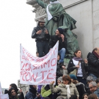 Foto Nicoloro G. 13/02/2011 Milano Manifestazione delle donne \" Se non ora quando ? \" per la dignita\' del soggetto donna e contro Berlusconi. nella foto Piazza Cairoli gremita all\'inverosimile