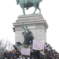 Foto Nicoloro G. 13/02/2011 Milano Manifestazione delle donne \" Se non ora quando ? \" per la dignita\' del soggetto donna e contro Berlusconi. nella foto Piazza Cairoli gremita all\'inverosimile