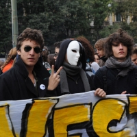 Foto Nicoloro G. 14/10/2011 Milano Manifestazione con corteo dei collettivi studenteschi al grido ” Salviamo la scuola no le banche “. nella foto Lungo il corteo