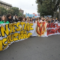 Foto Nicoloro G. 14/10/2011 Milano Manifestazione con corteo dei collettivi studenteschi al grido ” Salviamo la scuola no le banche “. nella foto Lungo il corteo